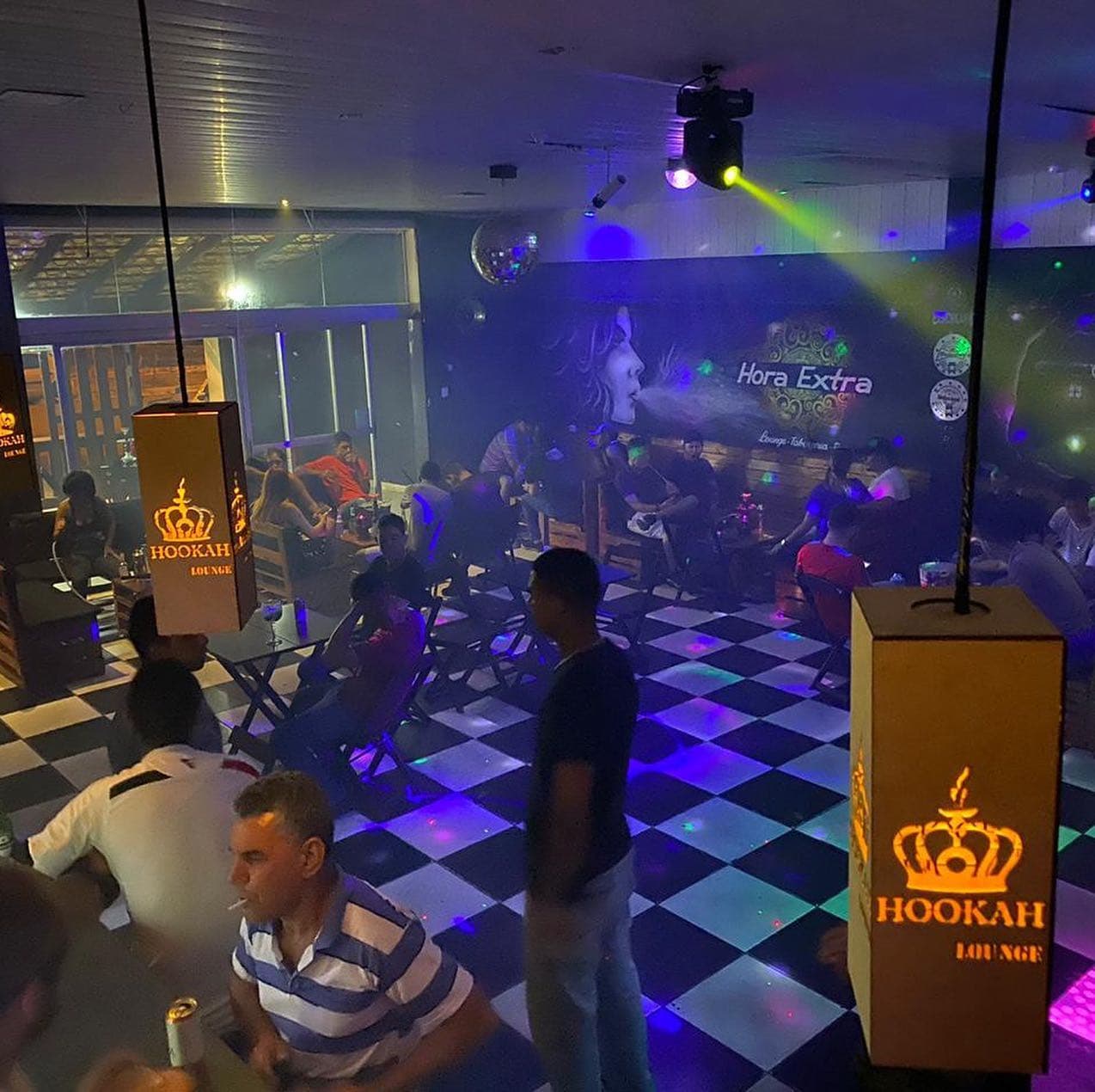 Lounge Hookah estilo balada, bem animado e com um bar de primeira.