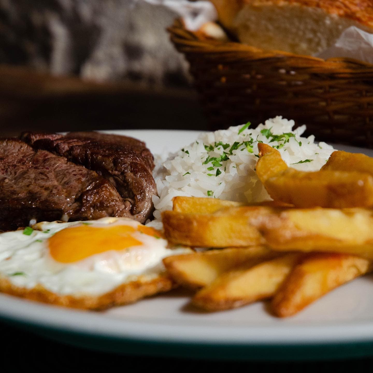 Restaurante serve menu contemporâneo diversificado, em meio a muito verde em amplo espaço com sofisticação.