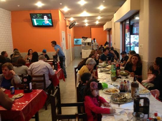 Petiscos e pratos brasileiros, além de lanches, pizzas e cervejas, em restaurante aconchegante e familiar.