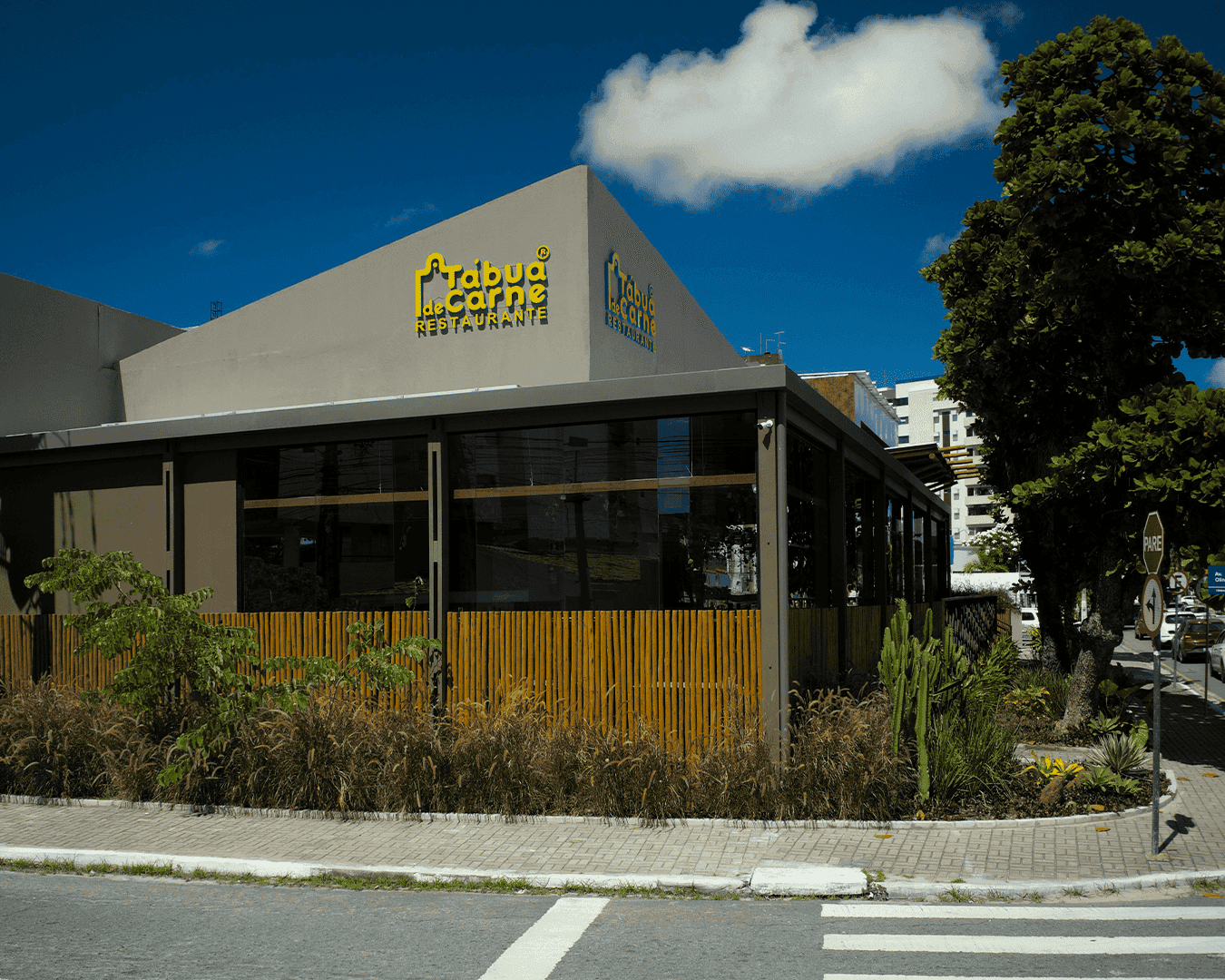 O Tábua de Carne Restaurante deu início às suas atividades no dia 03.11.1990, na cidade de João Pessoa, PB. Tudo começou devido ao fechamento do Paraiban (Banco do Estado da Paraíba) e diante do desemprego das três sócias, surgiu a ideia de abrir um restaurante. Devido à tradição de Picuí-PB (cidade natal dos sócios) em comida regional, mais especificamente na famosa carne de sol, optou-se por um restaurante regional, especializado na culinária nordestina, com destaque para a carne de sol. Após algumas conversas, e uma viagem ao interior de Pernambuco, surgiu a ideia de servir a carne em outro local que não fosse as tradicionais travessas que os outros restaurantes de carne de sol já serviam, surgiu a idéia de servir numa tábua, e assim essa nova forma de servir também influenciaria no nome do restaurante, que se chamaria Tábua de Carne.
