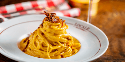 O Locale Pinheiros é a mais nova casa do Grupo Locale, unindo o melhor das experiências gastronômicas do Locale Caffè e da Locale Trattoria em um único espaço. Com um cardápio compartilhado, reunimos os pratos mais queridos de cada marca para oferecer uma jornada completa ao longo do dia, desde um café especial até um jantar inesquecível. Seja para um brunch descontraído, um almoço saboroso ou um jantar especial, o Locale Pinheiros é o destino perfeito para quem busca qualidade, conforto e uma culinária italiana autêntica.