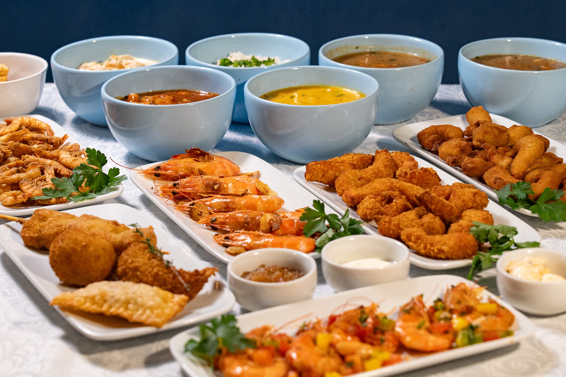 Aludra Gastronomia é um restaurante que celebra a harmonia entre os sabores do oceano e a vastidão do cosmos. Especializado em pratos à base de camarões, oferece uma experiência que combina a riqueza do mar com o fascínio das estrelas. Sob um ambiente acolhedor e elegante, cada prato é uma constelação de sabores únicos, elevando a culinária marítima a um nível celestial. Aludra Gastronomia: Onde o mar encontra as estrelas!