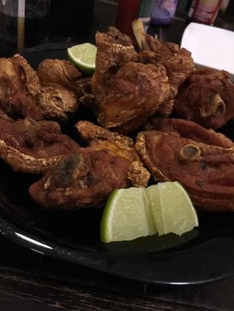 Serve a gastronomia mexicana e peruana típica, na forma de lanches e pratos quentes, em ambiente de boteco.