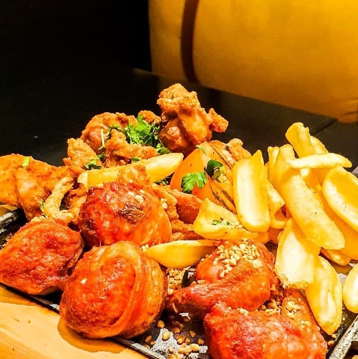 Nascemos com o propósito de levar lazer e entretenimento aonde estivermos, com um atendimento de excelência em todos os níveis, variedade de produtos e inovação. Somos uma Rede de Bares e Restaurantes especializados em petiscos no espetinho, levando o lifestyle carioca que está em nosso sobrenome e principalmente no nosso DNA ao público em geral, oferecendo uma grande experiência aos nossos clientes e franqueados.