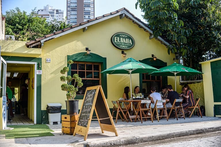 Das casas das Tias do Samba para a Vila Olimpia. 
O Eulália Casa de Samba surge para, antes de tudo, homenagear quem fez e faz do samba um verdadeiro patrimônio cultural mundial. 
Localizado em uma charmosa casinha na Rua Cavazzola 64, o Eulália oferece roda de samba ao vivo de quarta a domingo, muita cerveja gelada, drinks e comidas típicas brasileiras. 
A curadoria de bandas garante uma experiência única aos amantes do samba raíz.
