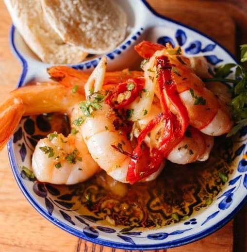 O bar restaurante e petisqueira Boteco Português, surge com a proposta de partilhar algumas das mais tradicionais e antigas receitas da gastronomia portuguesa dentro de um ambiente descontraído
A viagem pelo melhor da terra lusitana faz-se agora neste estabelecimento promissor, com os maravilhosos pratos mais tradicionais portugueses