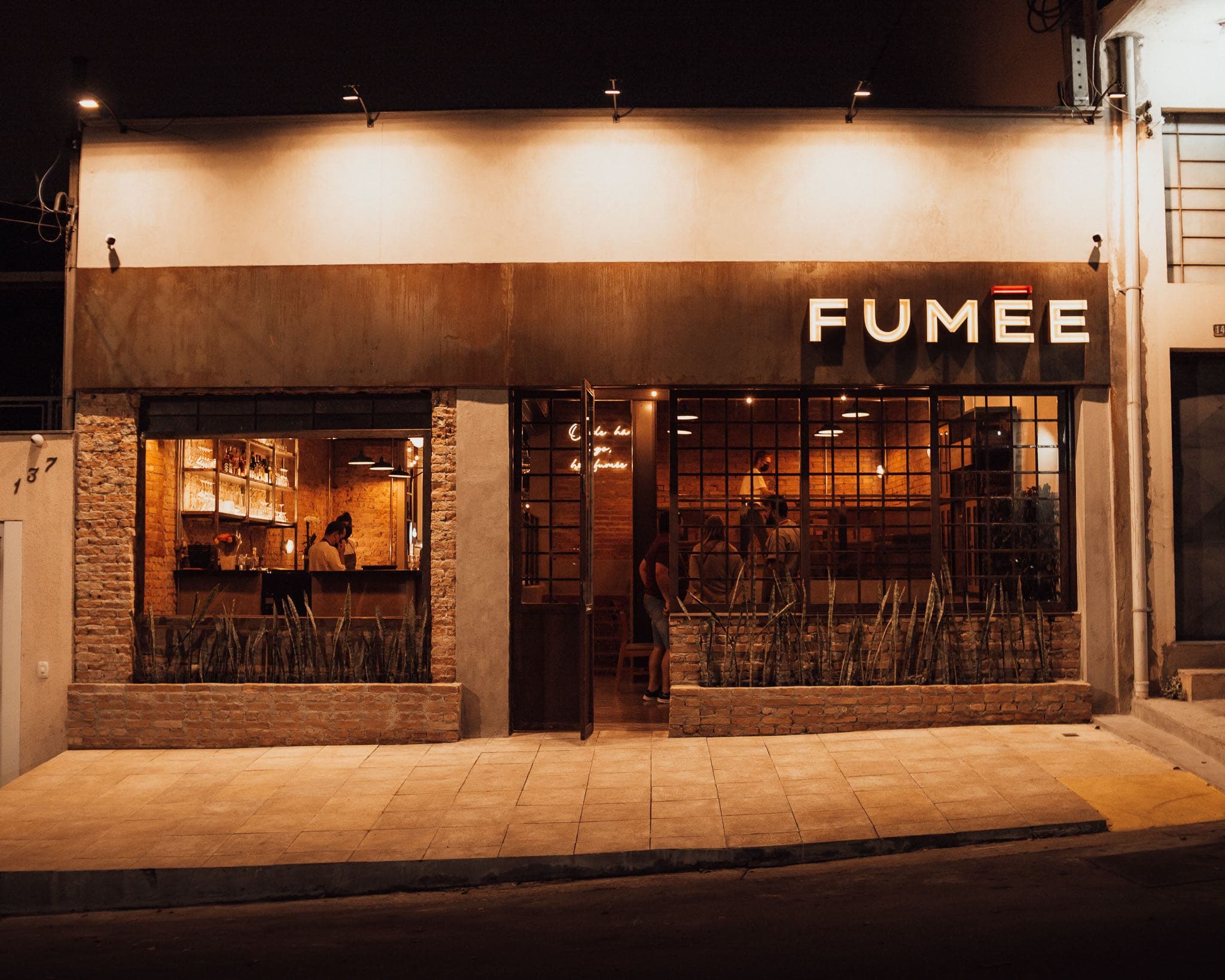 Onde há fogo, há fumée. Nosso DNA é brasileiro. Queremos trazer sofisticação ao trivial, imprimindo o sabor do fogo e da fumaça ao menu.
Fumée Bar e Restaurante
Rua Camilo, 141 Vila Romana São Paulo- SP