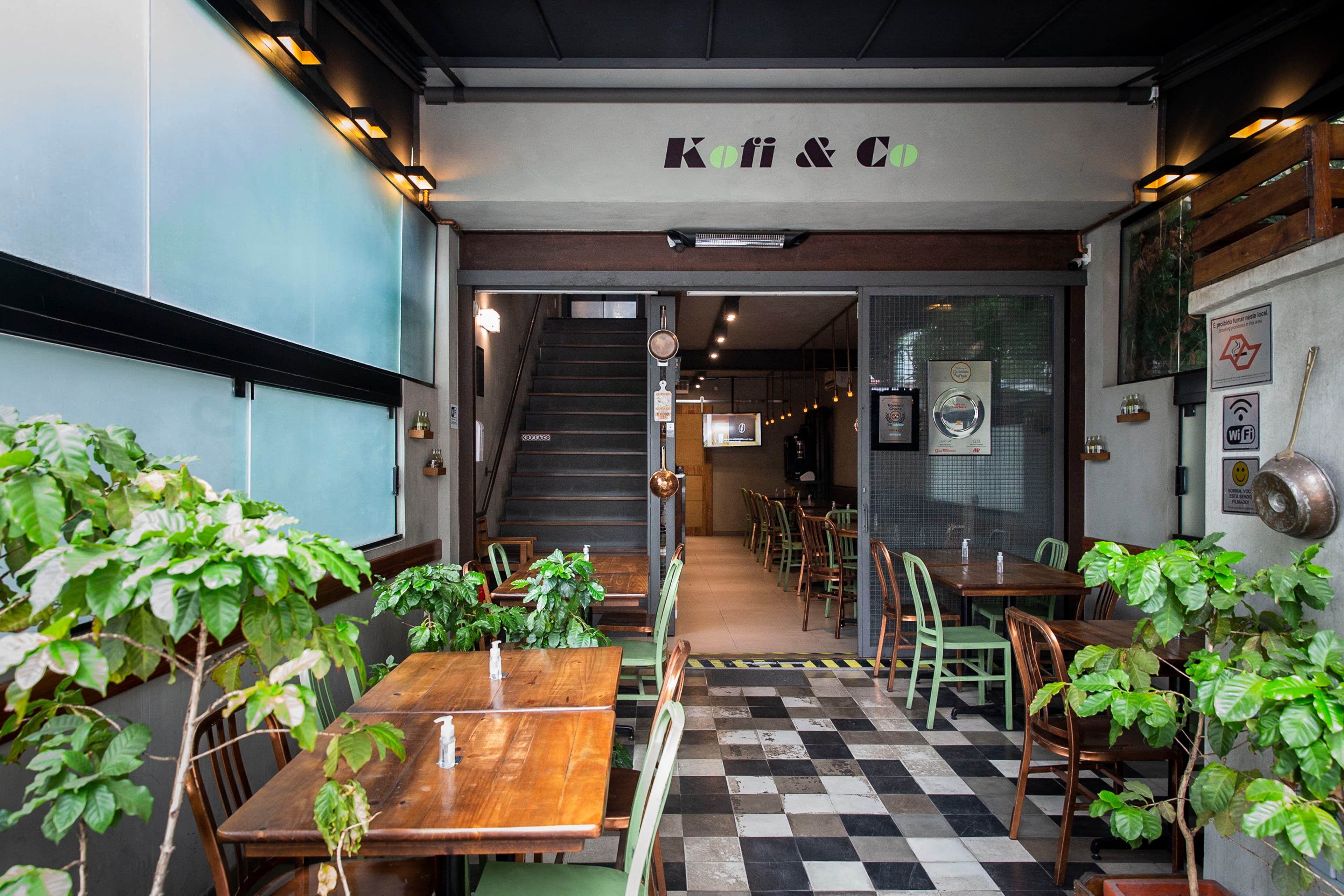Cafés, chás, drinks, cervejas e vinhos, além de comidinhas e pratos contemporâneos, em ambiente urbano, moderno e aconchegante.