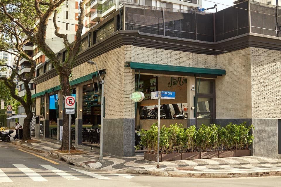 O São Conrado Bar, é Perfeito para quem gosta de uma boa e saborosa gastronomia, ofertando opções que vão de pratos mais elaborados que chamam atenção devida à forma como são servidos aos deliciosos e clássicos petiscos de bar. Todos perfeitos para petiscar enquanto degusta os coquetéis autorais, ou, até mesmo, a velha e boa cerveja.