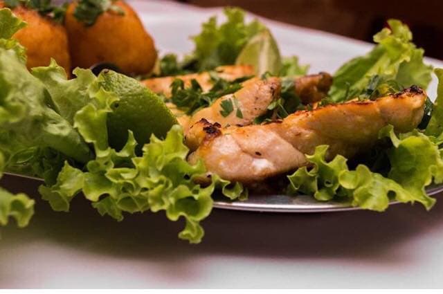 Além de galeto, a casa oferece carnes na chapa, frutos do mar e chopes, em espaço relaxado com mesas externas.