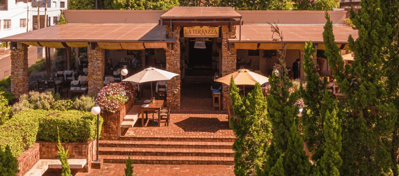 Imerso em um cenário bucólico, La Terrazza é um oásis de tranquilidade que traz à memória as lembranças do berço toscano da família. Com uma gastronomia italiana contemporânea de alta qualidade, La Terrazza oferece pratos elaborados com ingredientes frescos e selecionados, preparados com maestria pelo chef e sua equipe.

Além da qualidade gastronômica, o terraço amplo e arejado é o lugar ideal para desfrutar de um clima agradável e de uma deliciosa refeição. O ambiente acolhedor e elegante é perfeito para encontros românticos, jantares com amigos, família e ocasiões especiais.

Descubra a experiência única de La Terrazza em Serra Negra e deixe-se levar pela sofisticação e sabor da culinária italiana contemporânea. Não perca a oportunidade de viver essa experiência inesquecível!