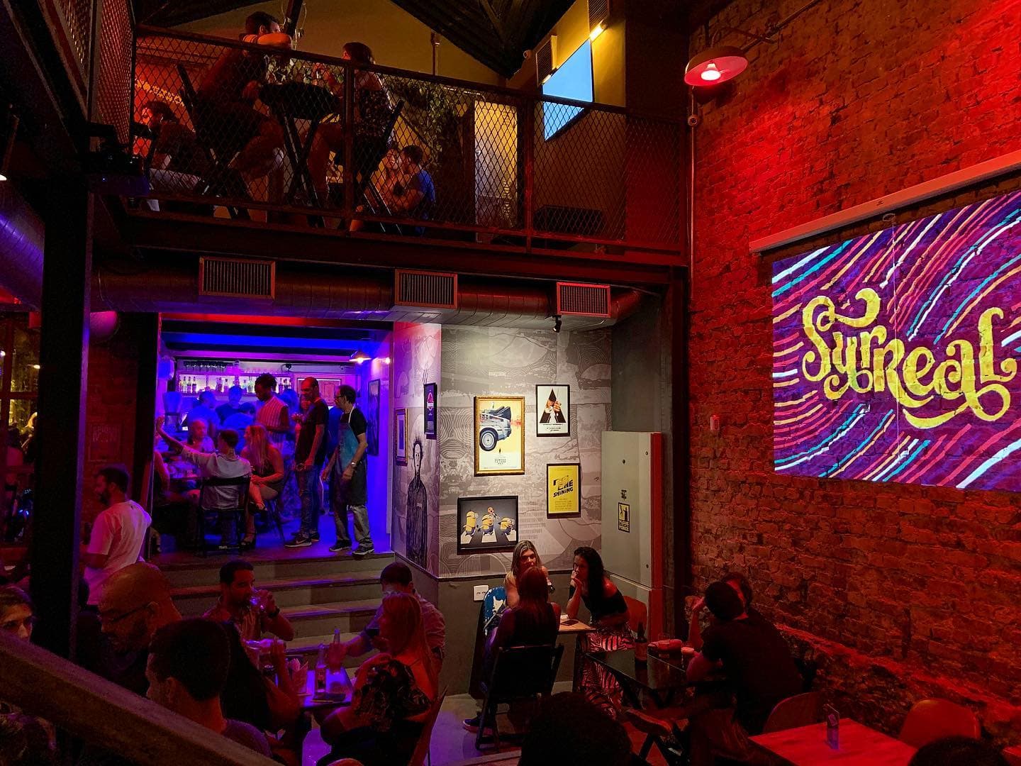 Somos um bar com temática de séries, filmes e games. Servimos comidas, drinks, cervejas artesanais. Como entretenimento temos estações de videogame e realidade virtual que podem ser alugadas por tempo.