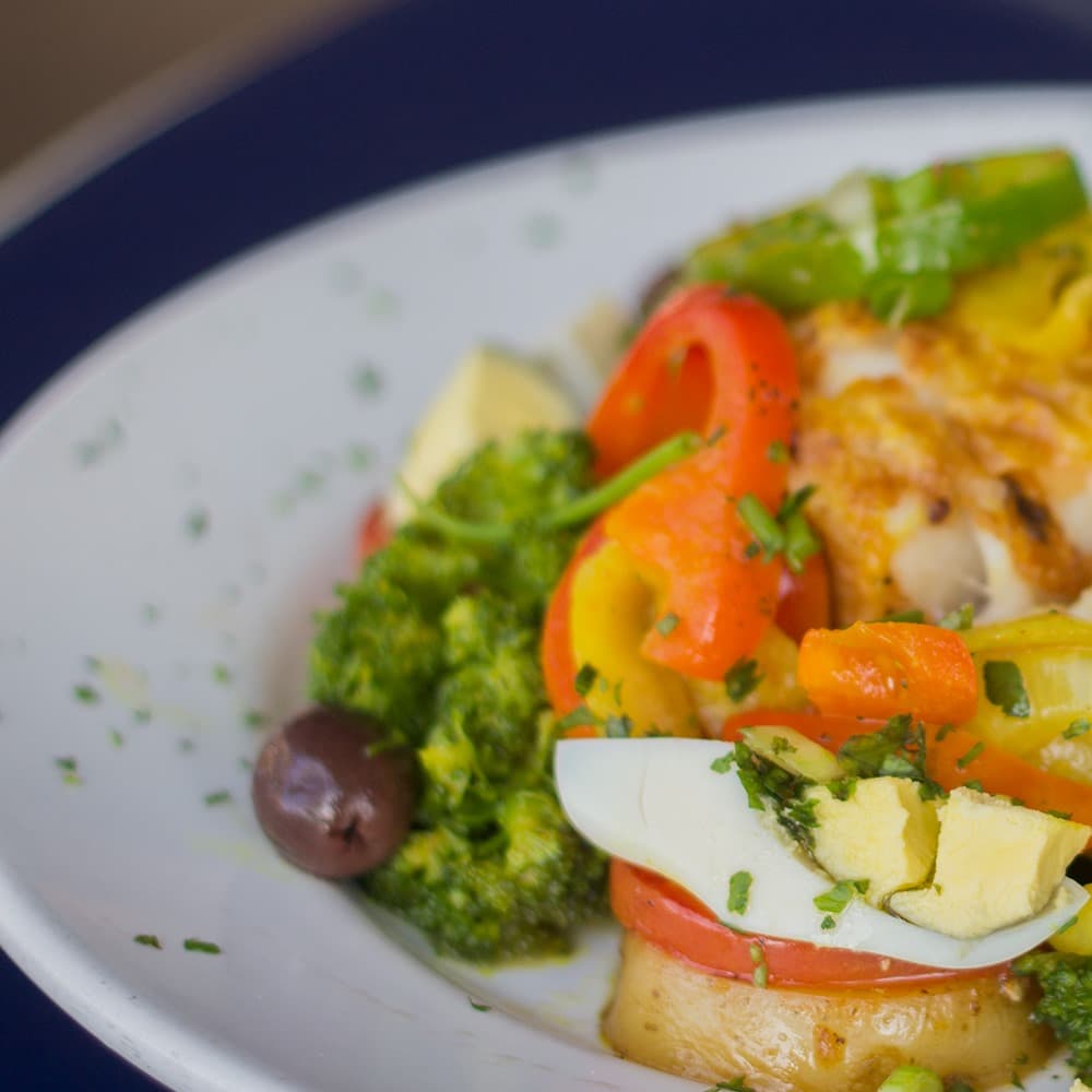 Culinária local e sugestões do chef com destaque aos peixes da região, em espaço nas tradicionais docas.