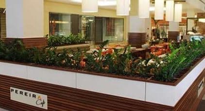 Cappuccinos e espressos, além de saladas, sanduíches e grelhados, em espacinho contemporâneo e aconchegante.