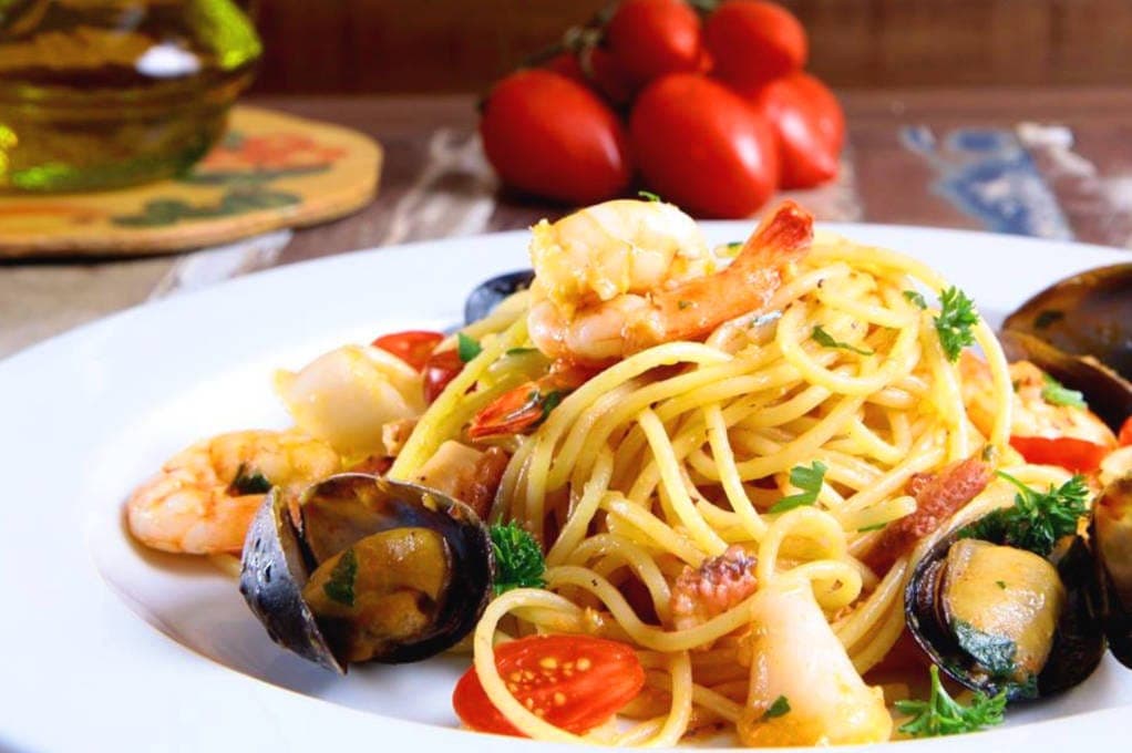 O Preferito Restaurante & Pizzaria é um local agradável, perfeito para desfrutar momentos com amigos e familiares.
Servimos variados pratos à la carte e deliciosas pizzas assadas em forno a lenha. Anexo ao restaurante, há uma vinoteca exclusiva com enorme 
variedade de vinhos e antipastos italianos. Ideal para os amantes do vinho, degustações e happy hour. As autênticas receitas italianas preparadas por quem 
entende de gastronomia e os ingredientes de primeiríssima qualidade fazem do Preferito um restaurante único! Venha conhecer e comprove!!!