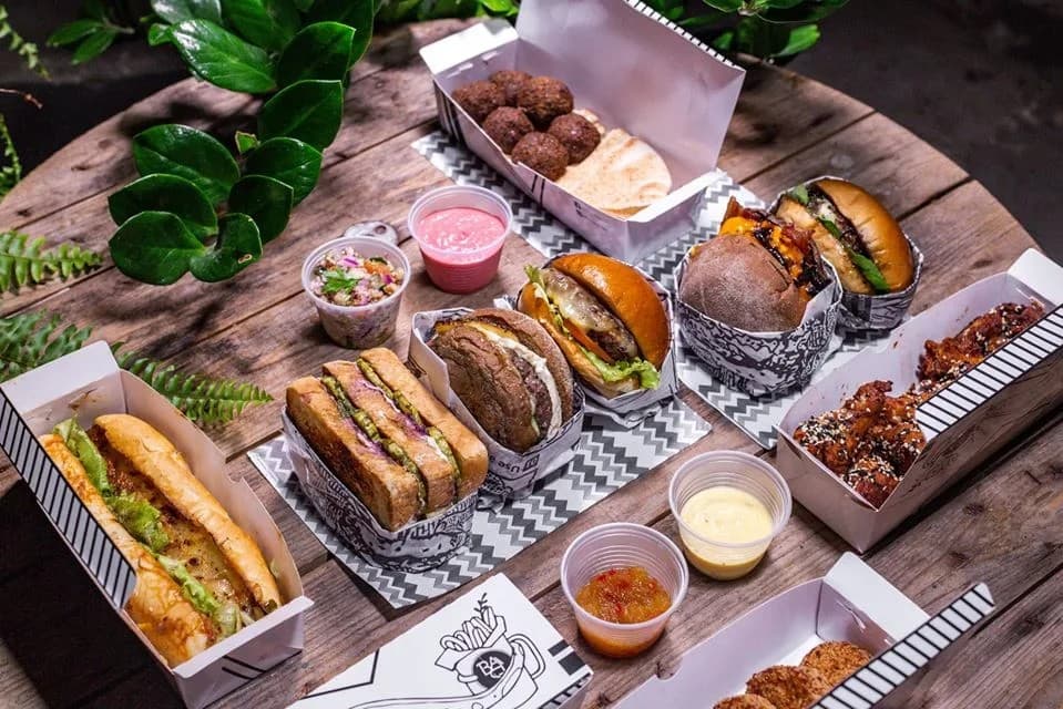 O Cola na Base é um bar que foge do padrão santista repleto de opções, onde você encontra um espaço incrível e diversas opções de coquetéis autorais esperando por você.