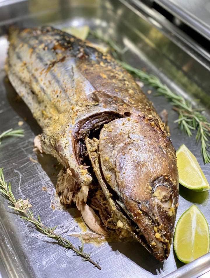 A culinária brasileira de frutos do mar, com opção de grelhados diversos, em casa informal de ares praianos.