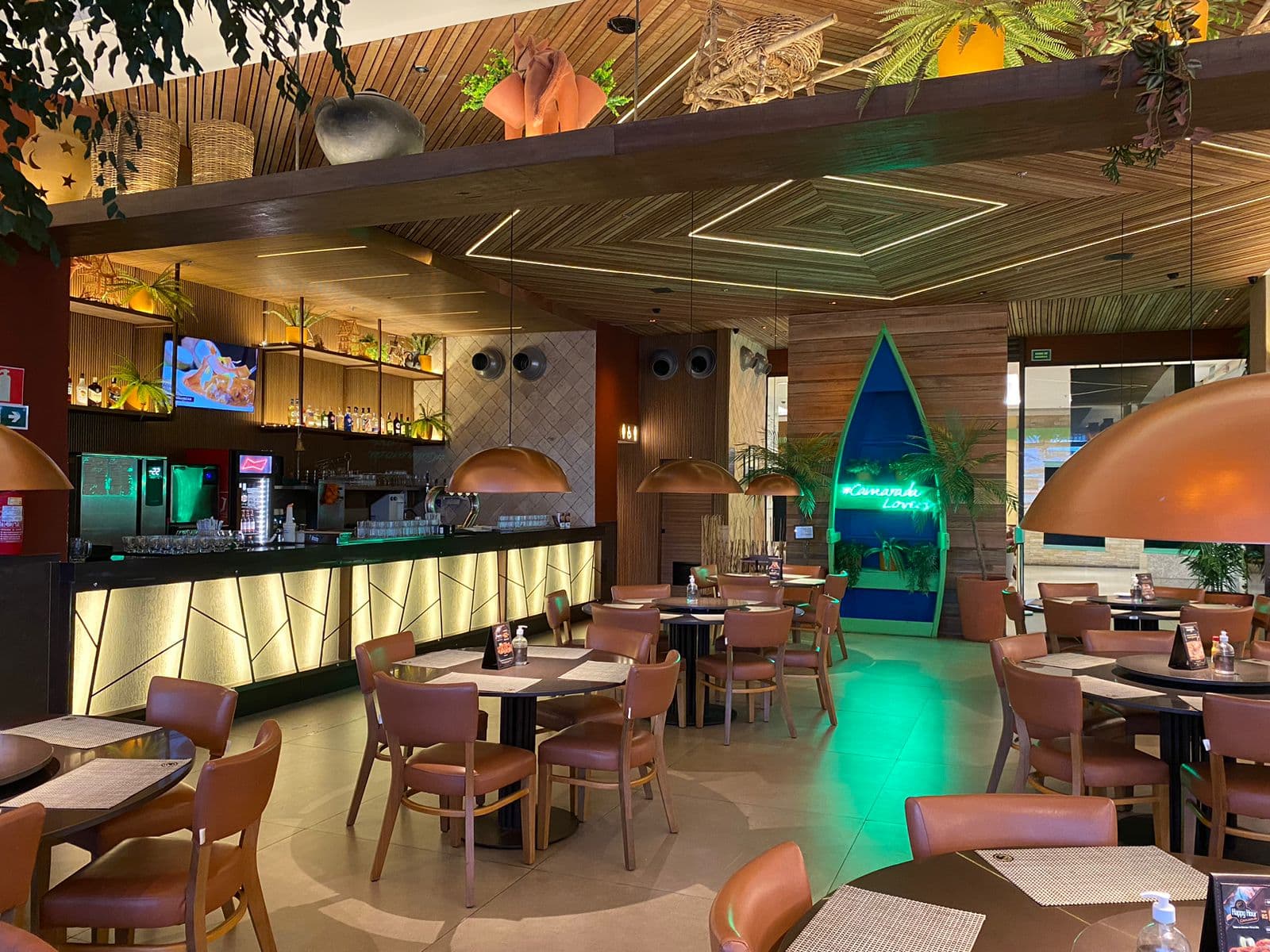 O Camarada Camarão é um restaurante informal, rústico e elegante, decorado com lembranças do mar que inaugurou sua primeira operação em dezembro de 2005. Ele traz a ideia de um restaurante com decoração moderna, rústica, regional e que remete às lembranças do mar, oferecendo pratos fartos, saborosos e criativos . Sendo a 18° inauguração da rede, o Camarada Camarão Salvador Barra, em Salvador, inaugurou em 30 de Agosto de 2022.