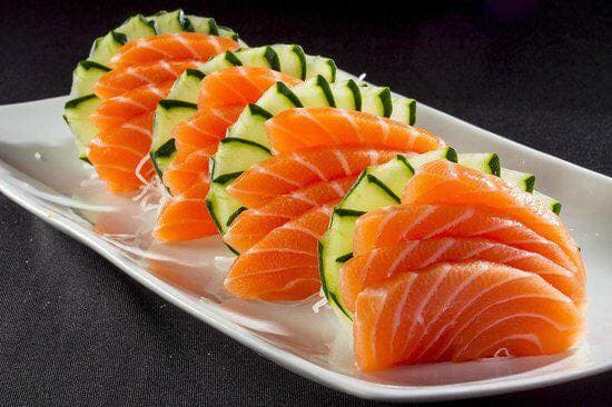 Rodízio e combinados de sushis, sashimis, temakis e shimeji na chapa, atmosfera familiar e opções para levar.