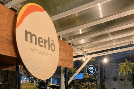 Merlô | Vinho & Bossa
🍷 Bar de Vinhos DESconstruído, DEScomplicado e DESpadronizado.

O Merlô é um lugar democrático em que o vinho é o principal instrumento de conexão entre pessoas, arte, música e gastronomia. Um verdadeiro tesouro escondido em meio ao caos  do efervescente bairro do Gonzaga. É um ambiente rústico e orgânico, mas que ao mesmo tempo entrega uma sofisticação única e acessível para todos.  Por aqui nós abrimos garrafas e mentes!

Recém eleito pela conceituada revista Prazeres da Mesa através do prêmio de excelência, Melhores da Taça, como a melhor carta de vinhos orgânicos do Brasil.

SEUS VINHOS, SUAS REGRAS!

📍Santos/SP
⏰️ Terça a Sábado - 18hs às 00hs