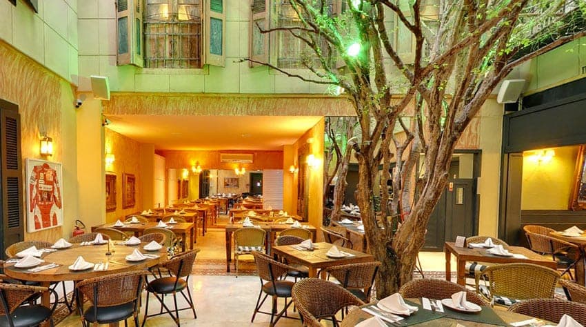 Em ambiente charmoso e elegante, a casa do restauranteur Jesse de Andrade traz um menu assinado pelos chefs Cícero Gomes e Igor Gonçalves. Os pratos seguem a diversificada cozinha contemporânea, com elogios para receitas tipicamente brasileiras. Tem decoração acolhedora com varandas arejadas, móveis rústicos e um jardim interno com cara de piazza italiana. Ideal para eventos e confraternizações, o espaço com teto de vidro acomoda 50 pessoas sentadas ao redor de uma encantadora jabuticabeira. Localizado num dos bairros mais luxuosos de São Paulo, a esquina de Jacques Felix com a Bueno Brandão, o bistrô consagrou-se como ponto de encontro de gente bonita, famosos e ilustres para almoços, happy hours e jantares.