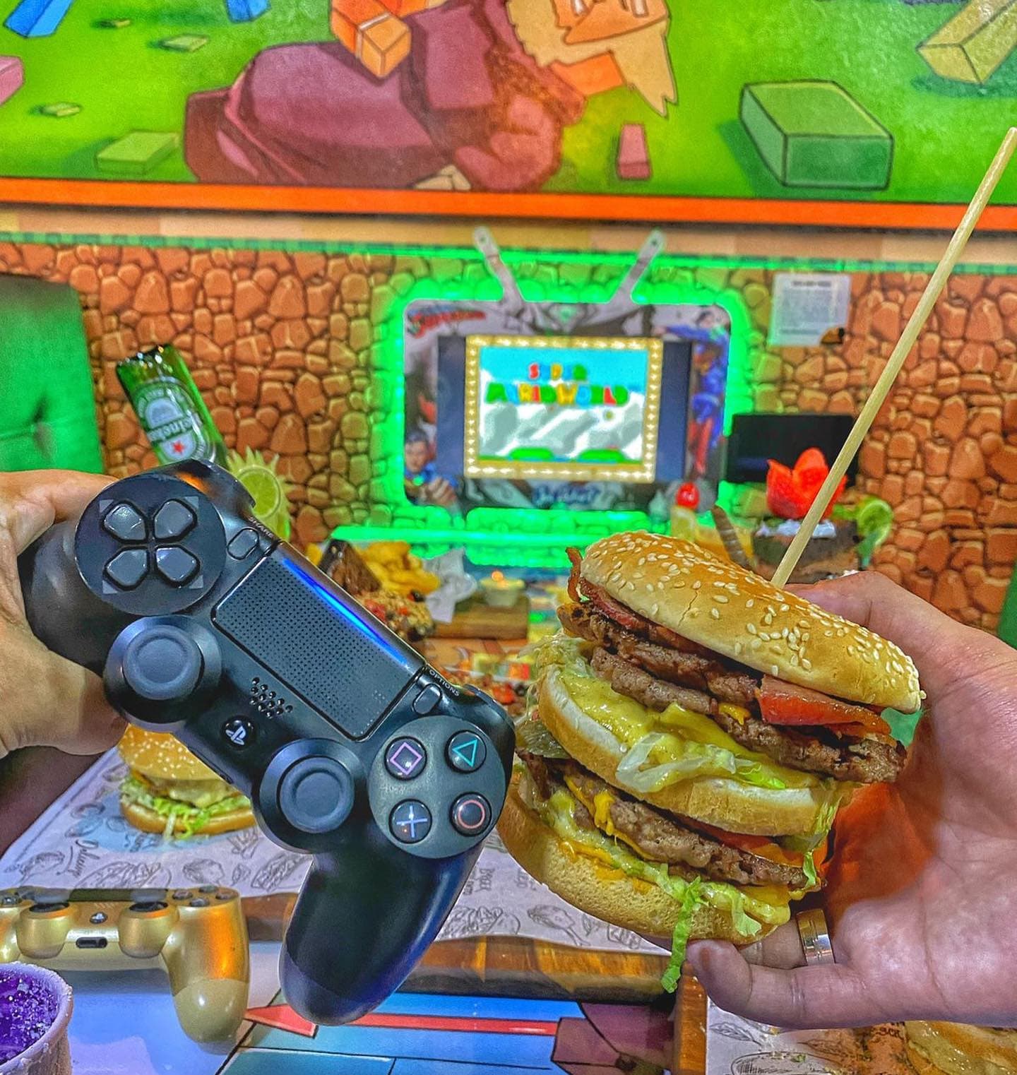 Somos uma hamburgueria 100% artesanal. Contamos com 2 amplos salões, com mais de 340 lugares e 5 mil jogos em todas as mesas. Aberto todos os dias das 12h às 23h. Informações e cardápio no Instagram @joerobertSANTOANDRE