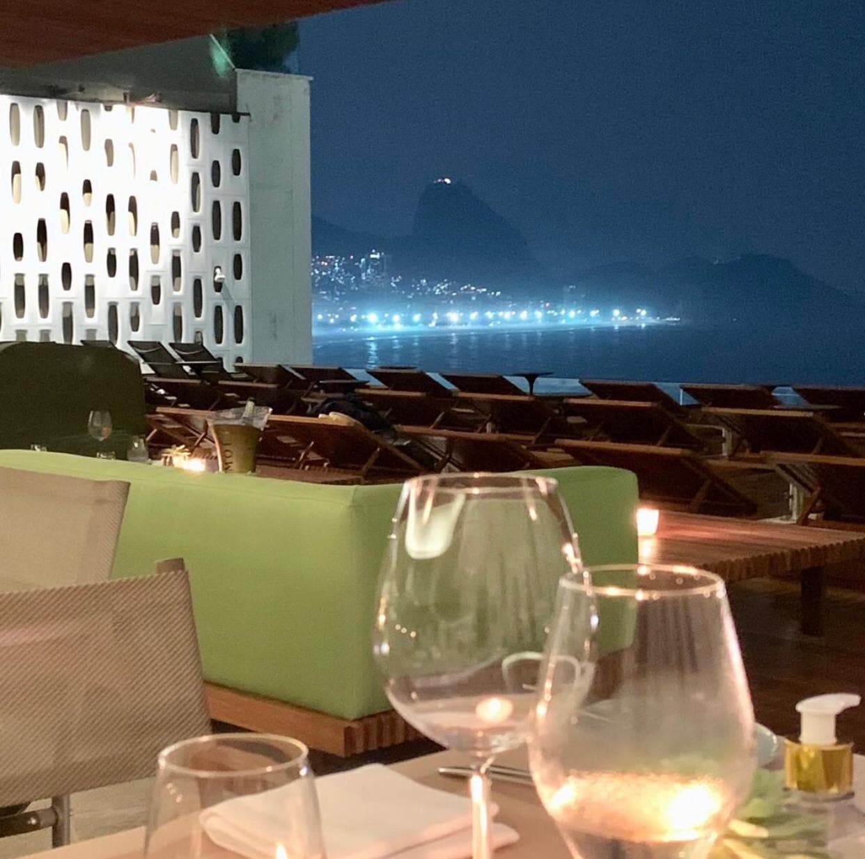 O Rooftop é um lugar exclusivo para jantar com vista deslumbrante. Com um menu leve e saudável, pratos preparados com produtos orgânicos e ingredientes frescos da estação. Um espaço intimista para aproveitar a vista deslumbrante de Copacabana aos cuidados do Emiliano.