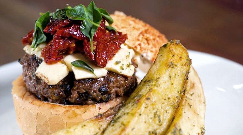 A hamburgueria mais charmosa da cidade está de cara nova!
Mas, a filosofia não muda: Comida boa, música, cerveja e drinks! Agora com conforto de sobra!