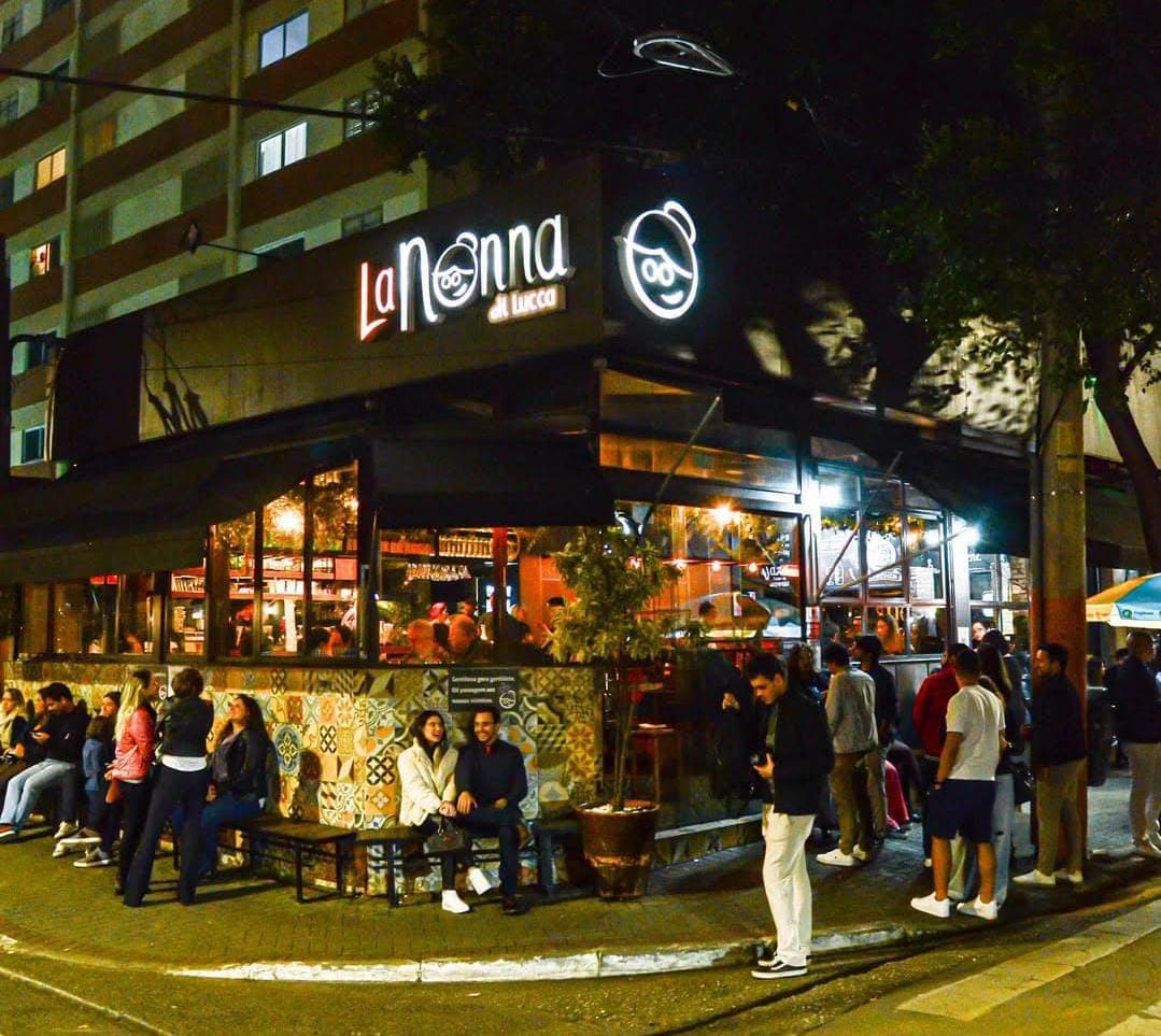 “O melhor Spaghetti Al Formaggio de São Paulo você encontra aqui!
 O La Nonna di Lucca nasceu da vontade de inovar e oferecer aos seus clientes uma experiência alegre, divertida e de muita interação no preparo de um dos pratos mais bonitos e ricos em sabor pra quem gosta de muito queijo: o Spaghetti Al Formaggio!
 Ao longo dos anos fomos adaptando os sabores e métodos para chegarmos ao prato que hoje faz tanto sucesso nas mídias sociais e nos programas de TV.
 O La Nonna tem em seu DNA a vontade de criar e aprimorar sempre para que assim você possa viver aqui momentos de alegria e descontração. Afinal na casa da vó é sempre assim!
 Não deixe de experimentar também todas as nossas criações que misturam deliciosamente os sabores da Itália e da Culinária Mineira num cardápio cheio de inspirações, temperos e recordações."