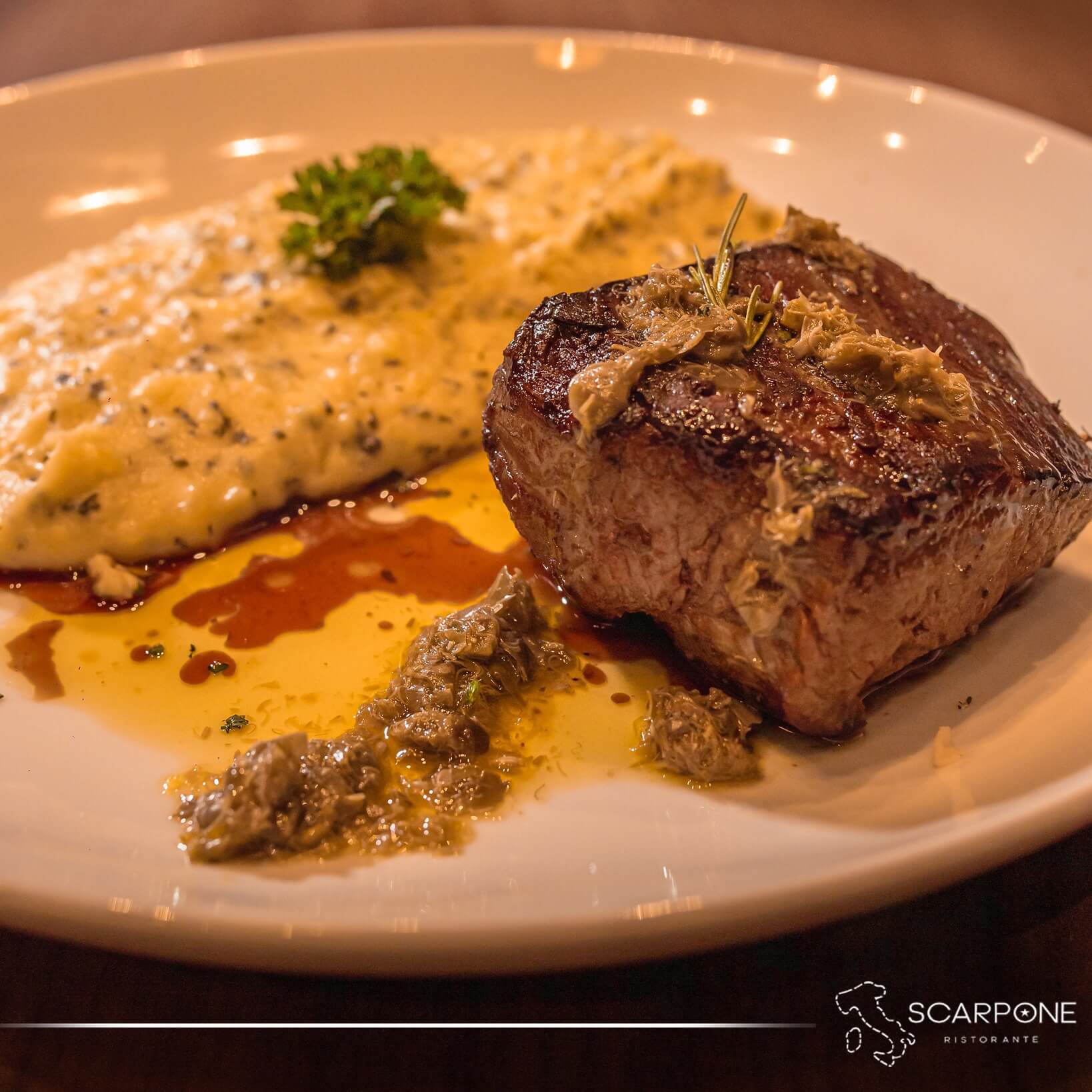 Scarpone Ristorante conta com uma equipe de experts, apaixonados pela arte de servir e assume seu comprometimento com o bem-estar.
