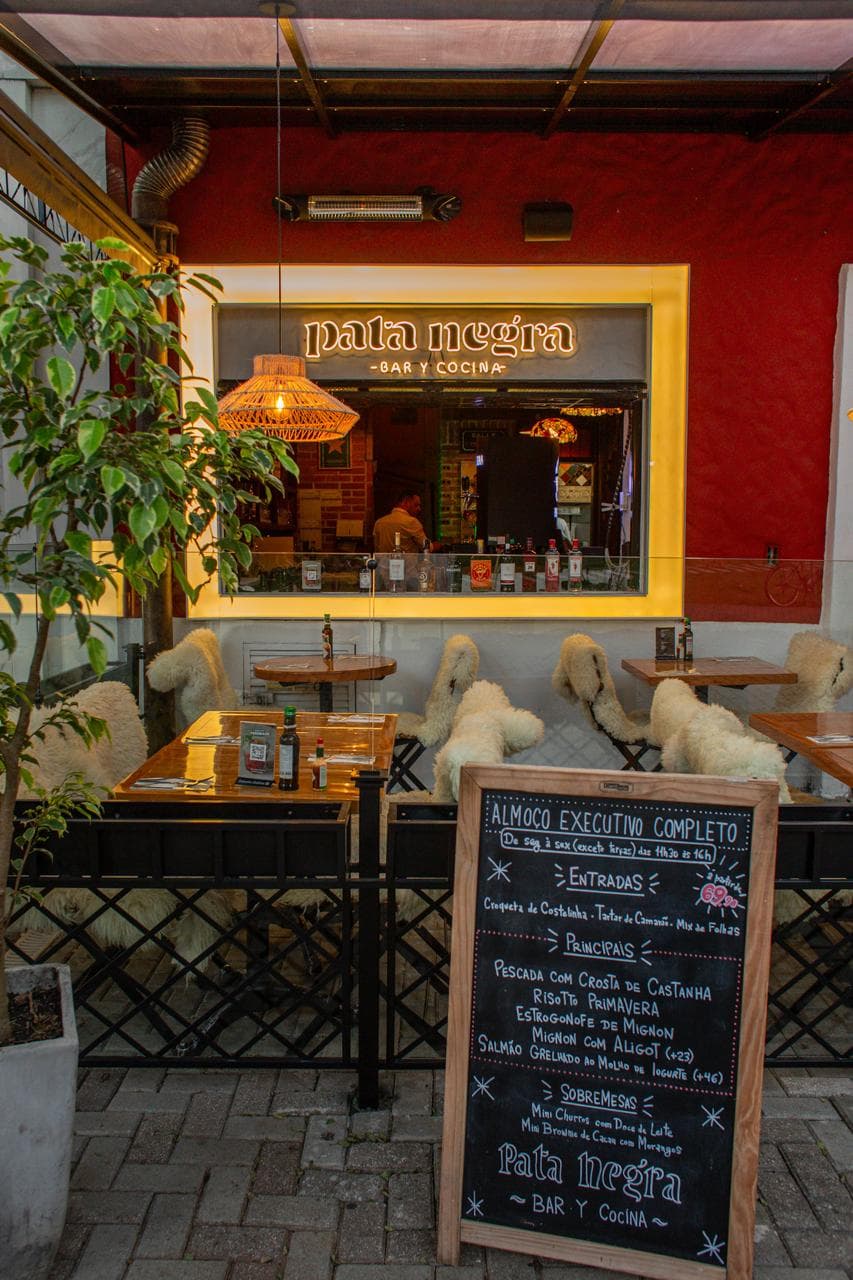 📍NO CORAÇÃO DA PRAÇA!
✨Gastronomia contemporânea europeia,
drinks inovadores e atendimento descolado!