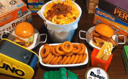 Covil Game Bar
Bar de São Bernardo do Campo com mais de 300 JOGOS DE TABULEIRO e COMIDA BOA! 🃏🎲🍟🍔

Valor da entrada por pessoa R$15,00 (Quartas, Quintas e Domingos - exceto feriados) e R$20,00 (Sextas, Sábados e Feriados)
Pode jogar quantos jogos quiser e ficar até a hora de fechar o Covil!!
Aos sábados e feriados o grupo TODO das reservas precisa chegar até 19:30h, após esse horário as mesas e assentos da sua reserva que estiverem vagos serão passados para a fila de espera, caso tenha fila de espera. Nos demais dias, o horário limite é até 20:30h