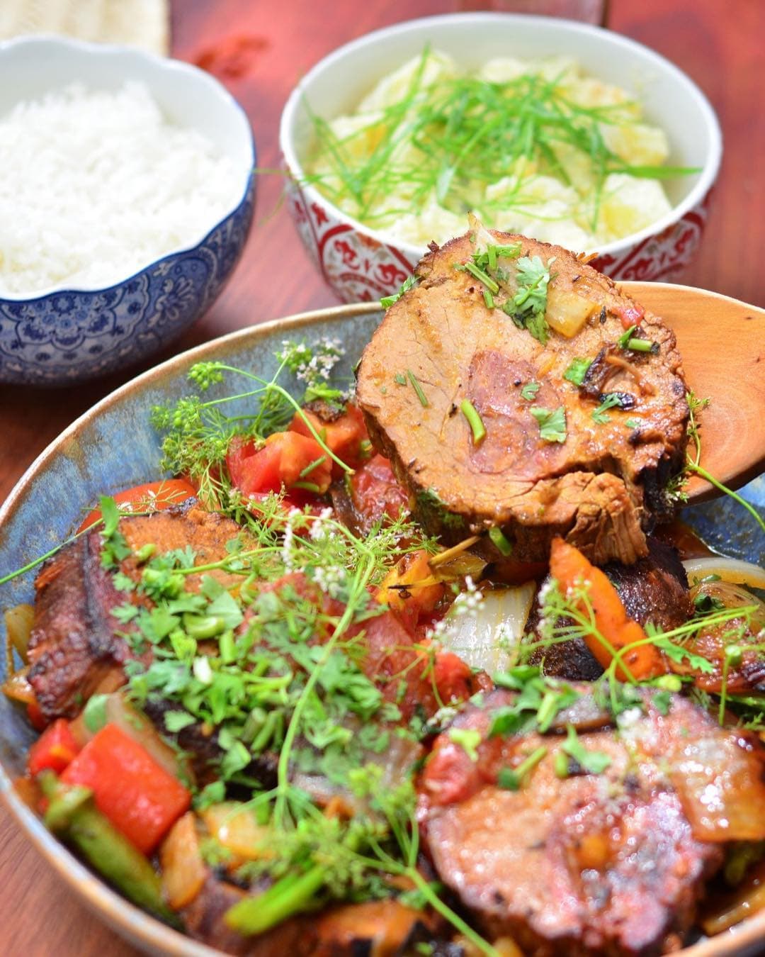 A gastronomia de especialidades regionais repaginadas à moda da casa, em espaço convidativo com rusticidade.