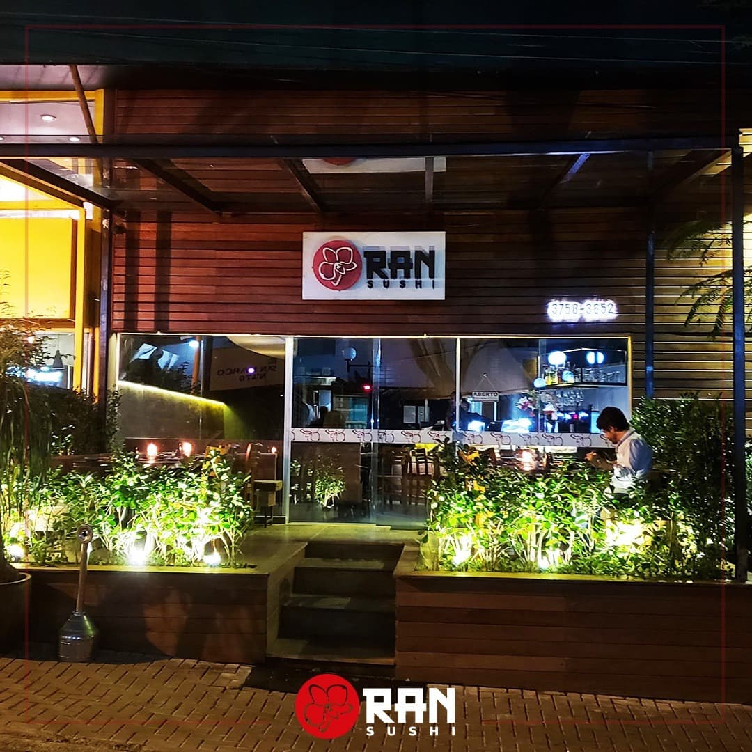 Sushi bar moderno e criativo, pratos quentes deliciosos, petiscos originais e um sensacional bar. Tudo em um ambiente descontraído e moderno.