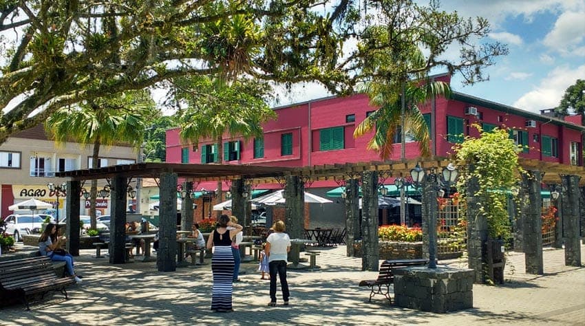 Localizado bem no coração de Nova Veneza, o Ristorante Veneza serve o melhor almoço típico italiano, de segunda a domingo. Em um ambiente familiar e com todo o charme da cidade mais italiana do sul catarinense. Nosso propósito é que você sinta como é estar na casa de uma nonna italiana, como se sua família fosse parte da nossa, conhecendo e valorizando nossa cultura, não só através da gastronomia, mas também no jeito simples e carinhoso de receber.