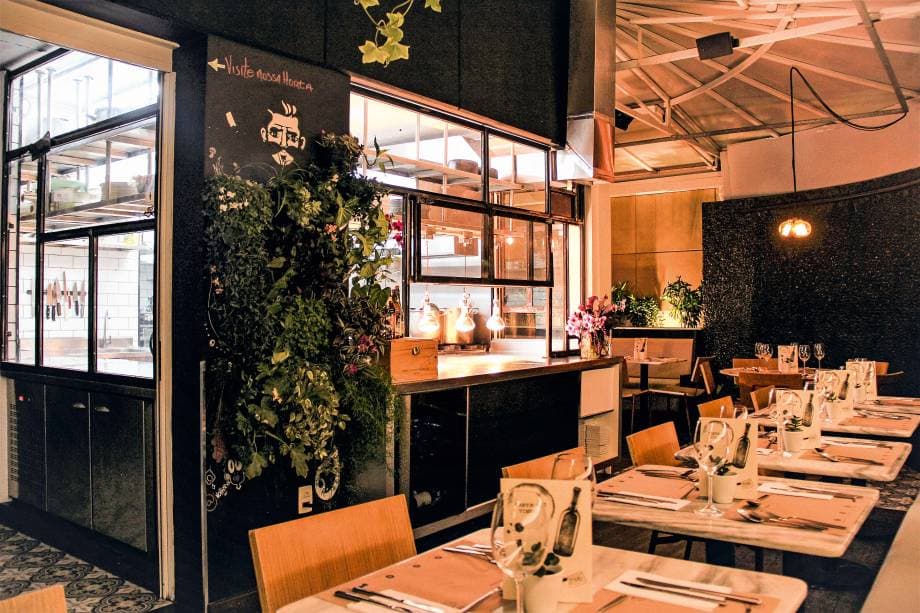 Culinária contemporânea com toque gourmet, em ambiente moderno e sofisticado, com horta orgânica na decoração.