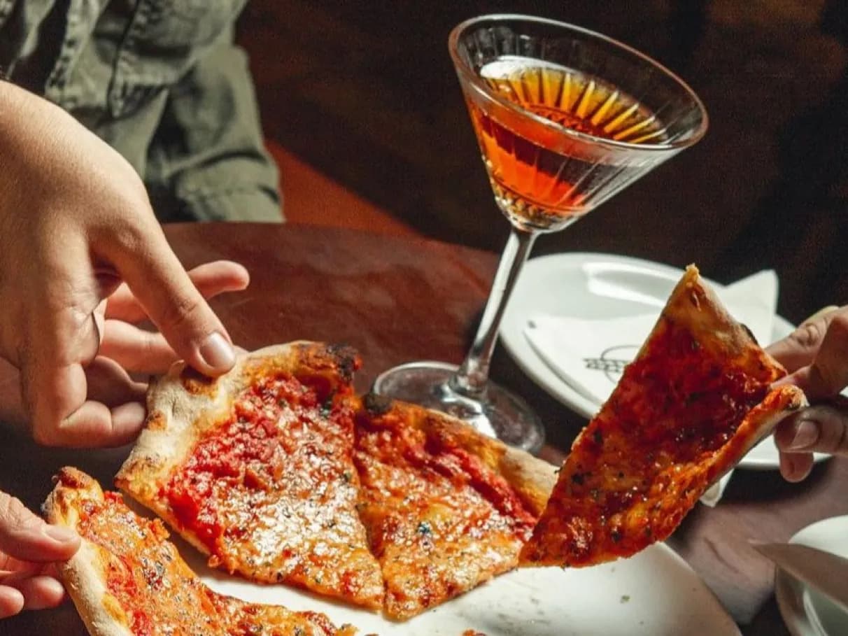 pizza | disco | bar 

massa de longa fermentação crocante e leve, com borda de queijo caramelizado.

loja de vinil, pizza quadrada, noite badalada