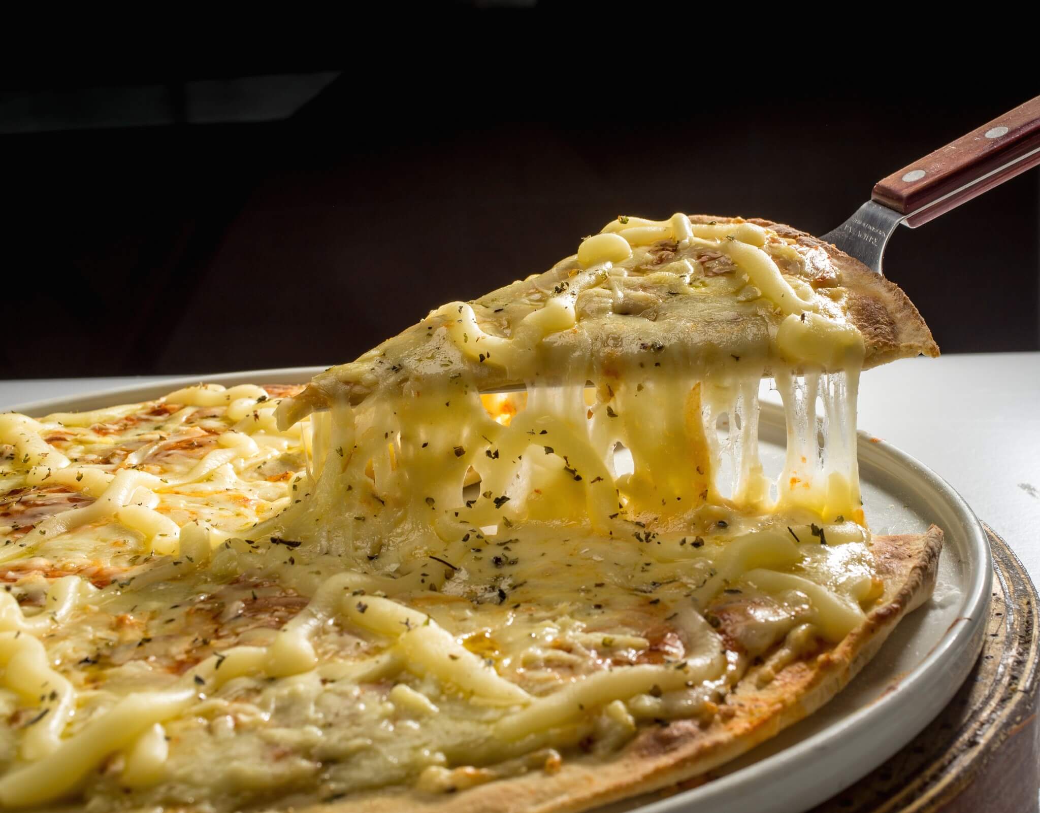 Cantina descontraída com piso superior aberto com cobertura serve galetos e pizzas variadas, salgadas e doces.