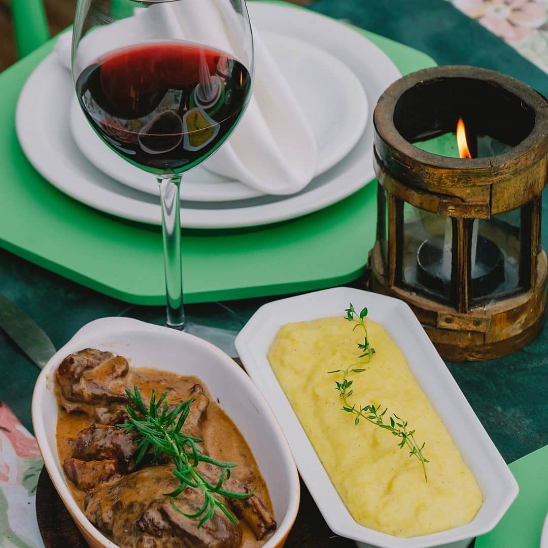 Culinária internacional aconchegante com vista, opção vegana, espaço kids, shows de tango e cadeados do amor.
