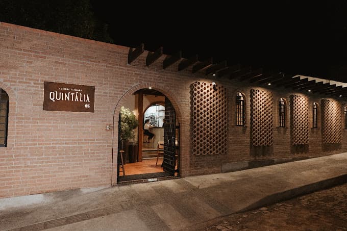 O Quintalia é um Restaurante de comida italiana gourmet, fazemos nossa propria massa com trigo grano duro italiano, temos horta própria onde produzimos tomates e demais tempeiros, local pra crianças, lago ornamental.