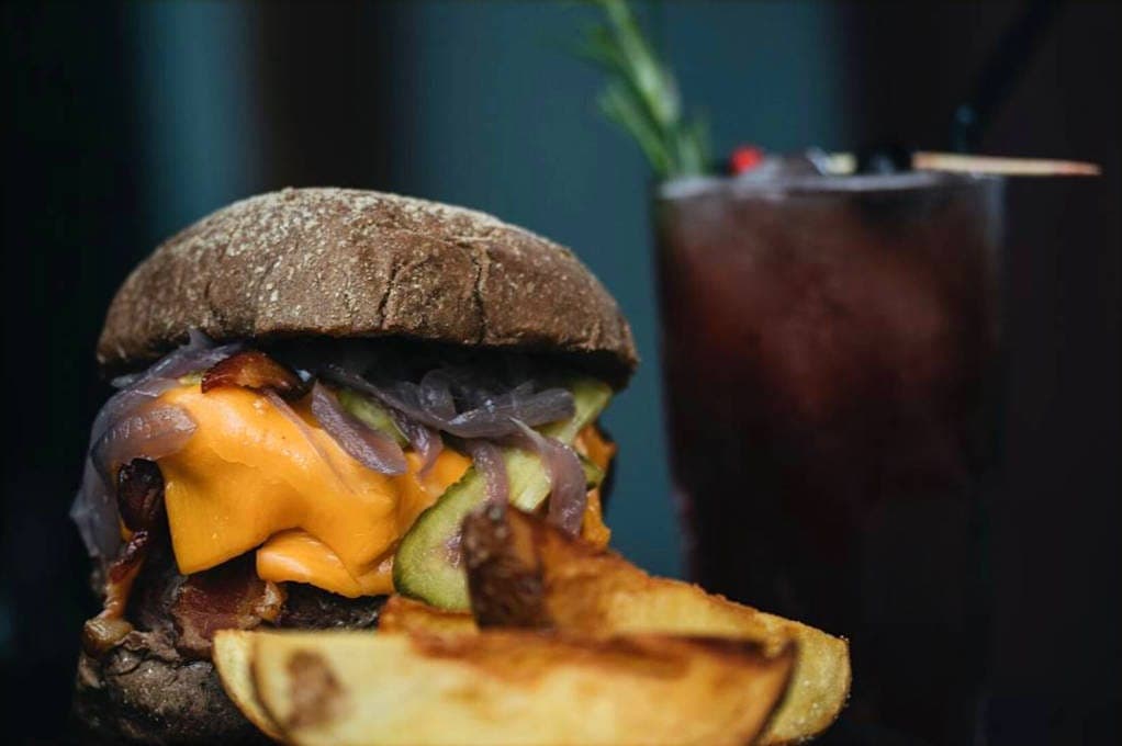 Inaugurado em fevereiro de 2013, na rua João Moura 871, em Pinheiros, pelos sócios Henrique Fogaça, chef de cozinha e jurado do Masterchef Brasil, Fernando Badauí, vocalista da banda CPM22, e Marcos Kichimoto, ex-promoter de festas que já trabalhou com bandas como Sepultura e Ratos de Porão, o gastrobar Cão Véio é o lugar ideal para almoços descontraídos, happy hour ou passeios de fim de semana com boas bebidas e comida de qualidade. O espaço tem a essência dos donos, com o espírito hardcore sempre presente. Na decoração, referências caninas que se repetem nos nomes dos pratos dão o clima especial ao ambiente. No cardápio, pratos, petiscos e cervejas artesanais, além de lanches executados de forma elaborada.