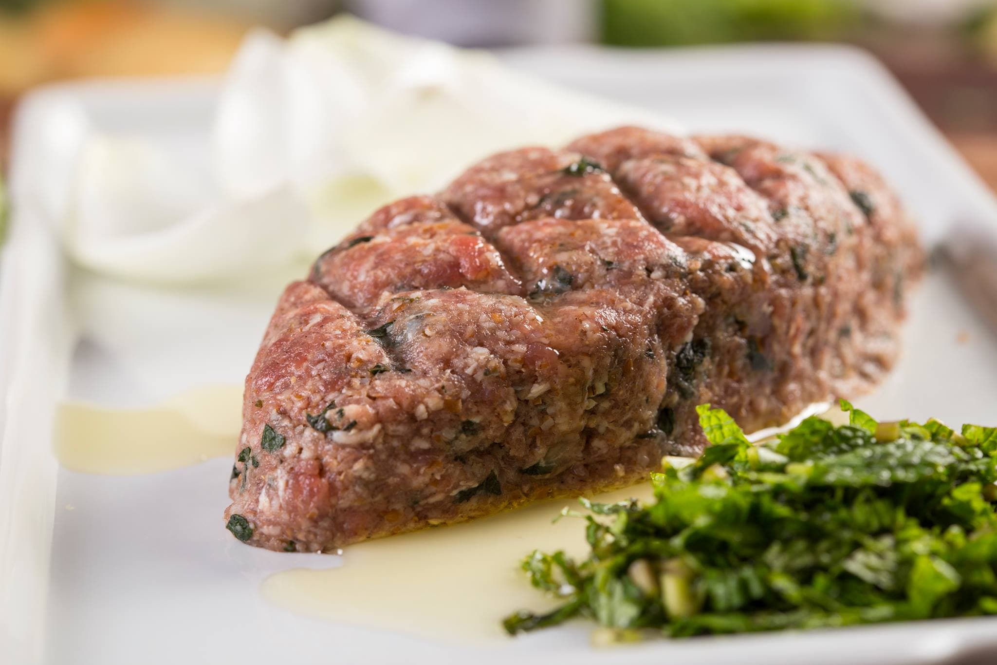 Pratos clássicos da cozinha árabe, incluindo kaftas, falafels e cordeiro, em espaço aconchegante e familiar.