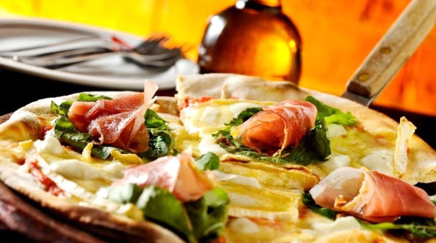 O Soggiorno Pizza Bar oferece diversos sabores de pizzas salgadas, dos tradicionais aos especiais. As pizzas são preparadas com molho de tomates pelados italianos. Diversos sabores levam mozarela de búfala, queijo brie, presunto de Parma, entre outros ingredientes de altíssima qualidade. Você também encontrará sabores como a PARMIGIANA feita com molho de tomates, berinjela gratinada, mussarela e presunto cru e a deliciosa SOGGIORNO com peito de peru, catupiry, champignon, alcaparras e parmesão. Além das pizzas, o Soggiorno também apresenta uma variedade em saladas e entradas, bem como sobremesas muito saborosas.

Os melhores pedaços da vida com certeza estão aqui!!!
