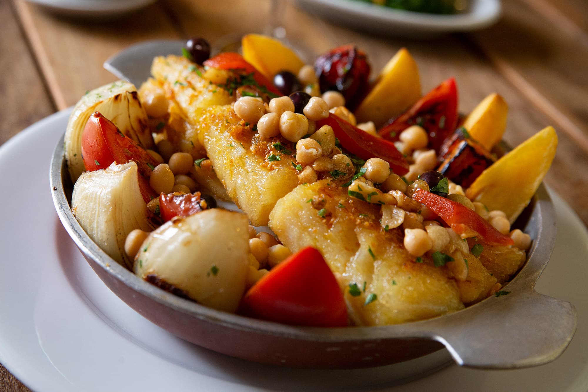 O Bacalhau Vinho e Cia não é um restaurante de cozinha portuguesa, mas uma casa especializada, onde a maior estrela da gastronomia portuguesa (o Bacalhau) brilha em 99% dos pratos servidos.