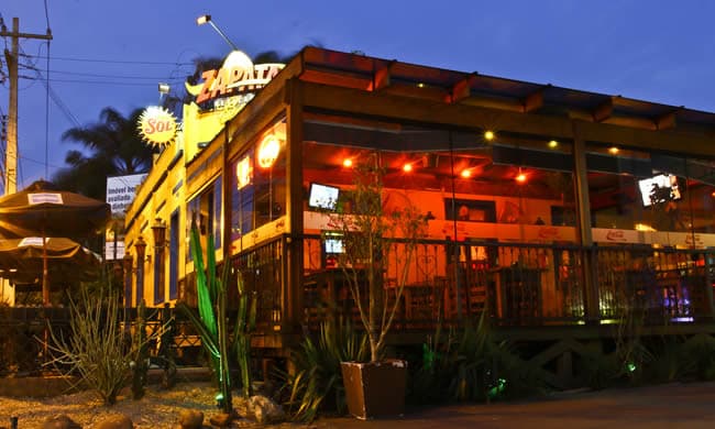 Bar colorido e animado com comida e música mexicanas e pista de dança aberta para iniciantes e profissionais.