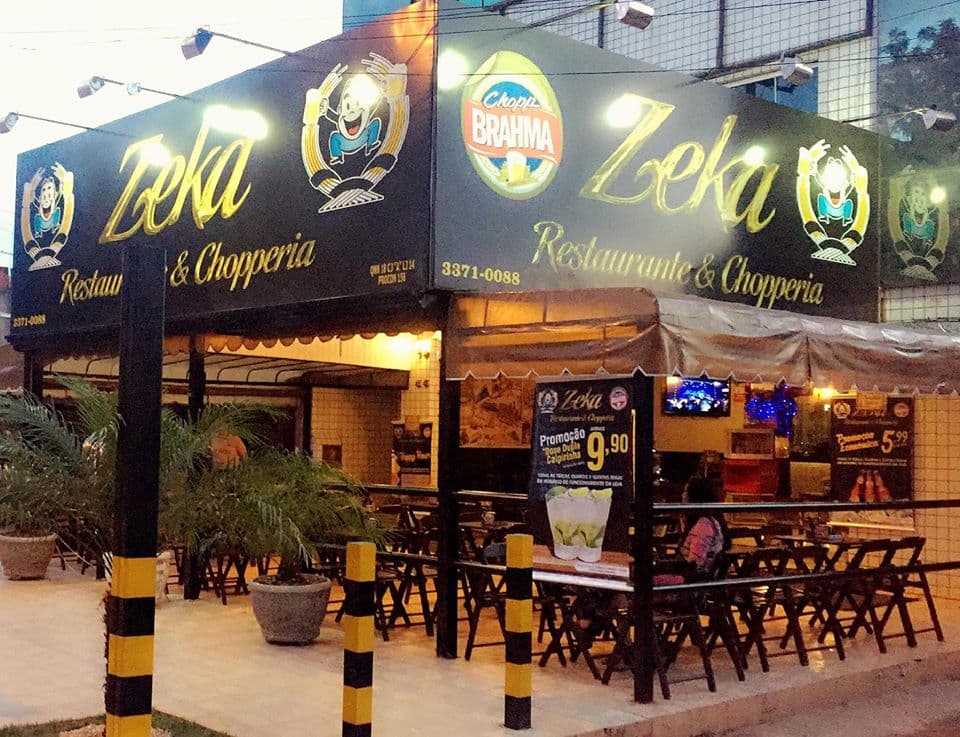 Variado cardápio de petiscos, porções, pratos e bebidas em ambiente casual e tranquilo em área comercial.
