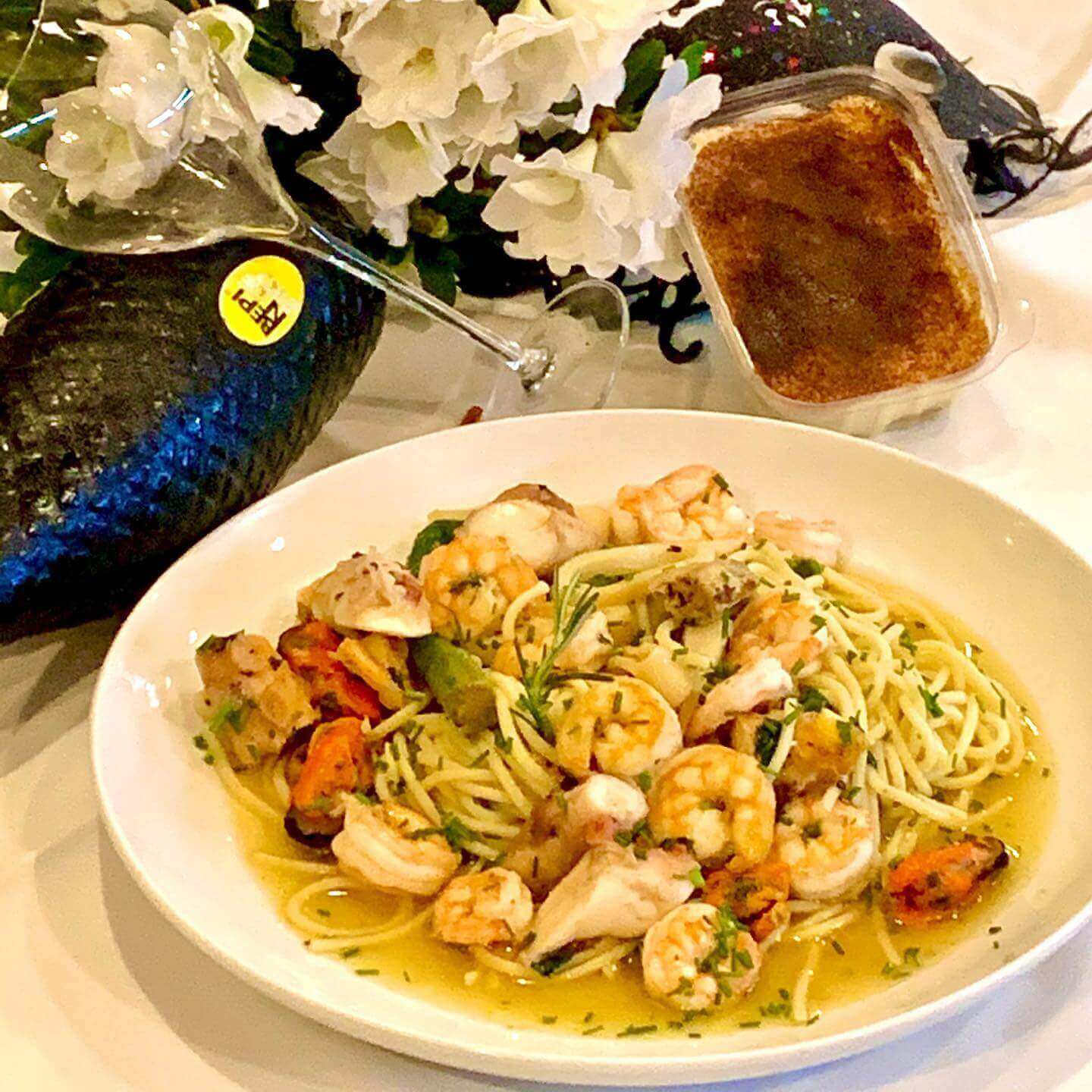 Restaurante envolvente que serve pratos individuais italianos de notas mediterrâneas com buffet de antepastos.