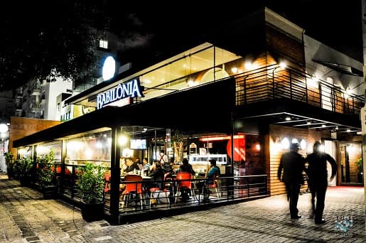 Restaurante informal para 250 pessoas com pratos brasileiros, café da manhã e terraço coberto.