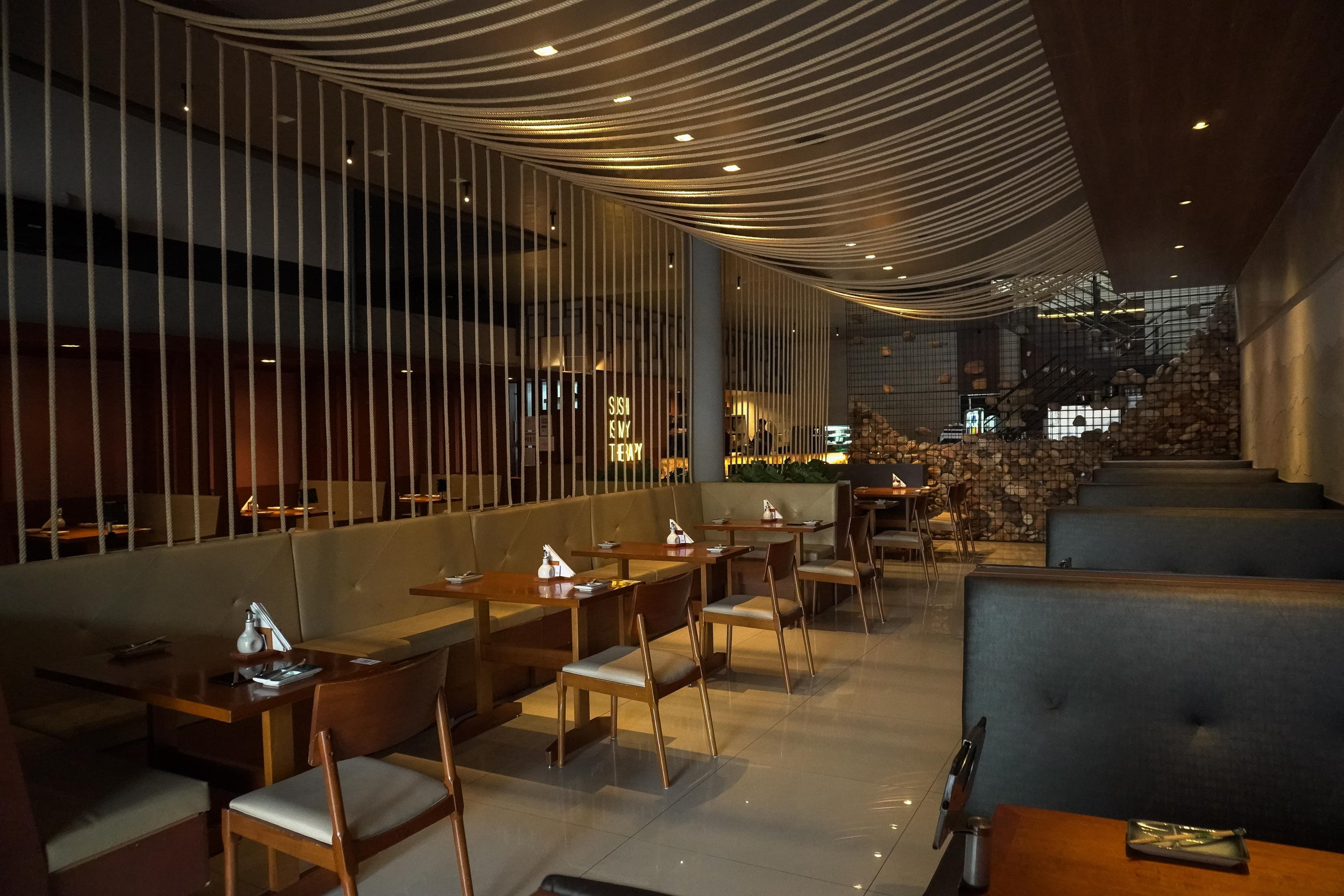 O Restaurante Ren Sushi é um espaço sofisticado que combina tradição e modernidade da culinária japonesa. Especializado em pratos como sushis artesanais, sashimis fresquíssimos e combinações exclusivas, o restaurante é reconhecido pela qualidade dos ingredientes e pela apresentação impecável. Com um ambiente acolhedor e decoração elegante, é o lugar perfeito para desfrutar de uma experiência gastronômica autêntica e memorável.