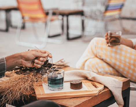 tem alguma dúvida? verifica a bio e os destaques do nosso instagram! geralmente tem tudo lá! @_oquintal

nosso bar te recebe com três ambientes diferentes. nosso espaço coberto, o deck e nosso quintal. temos aquecedores para os dias frios e nos dias de calor ventiladores e uma vista bonita para o céu. 

temos wi-fi e tomadas disponíveis para o seu homeoffice e reuniões. servimos drinks clássicos, autorais e comidas simples e fáceis para comer com as mãos! 

 trabalhamos com auto serviço, o que te dá mais liberdade e autonomia na hora de fazer o pedido e zero dor de cabeça pra pagar a conta. ;) gostamos de brasilidades, latinidades, surf music e rock. 

esperamos que goste da sua vinda. <3

*a cada 10 pessoas cobramos o valor antecipado equivalente a 2 baldinhos de breja.
